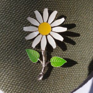 Women`s faded gold tone daisy flower brooch pin. 2